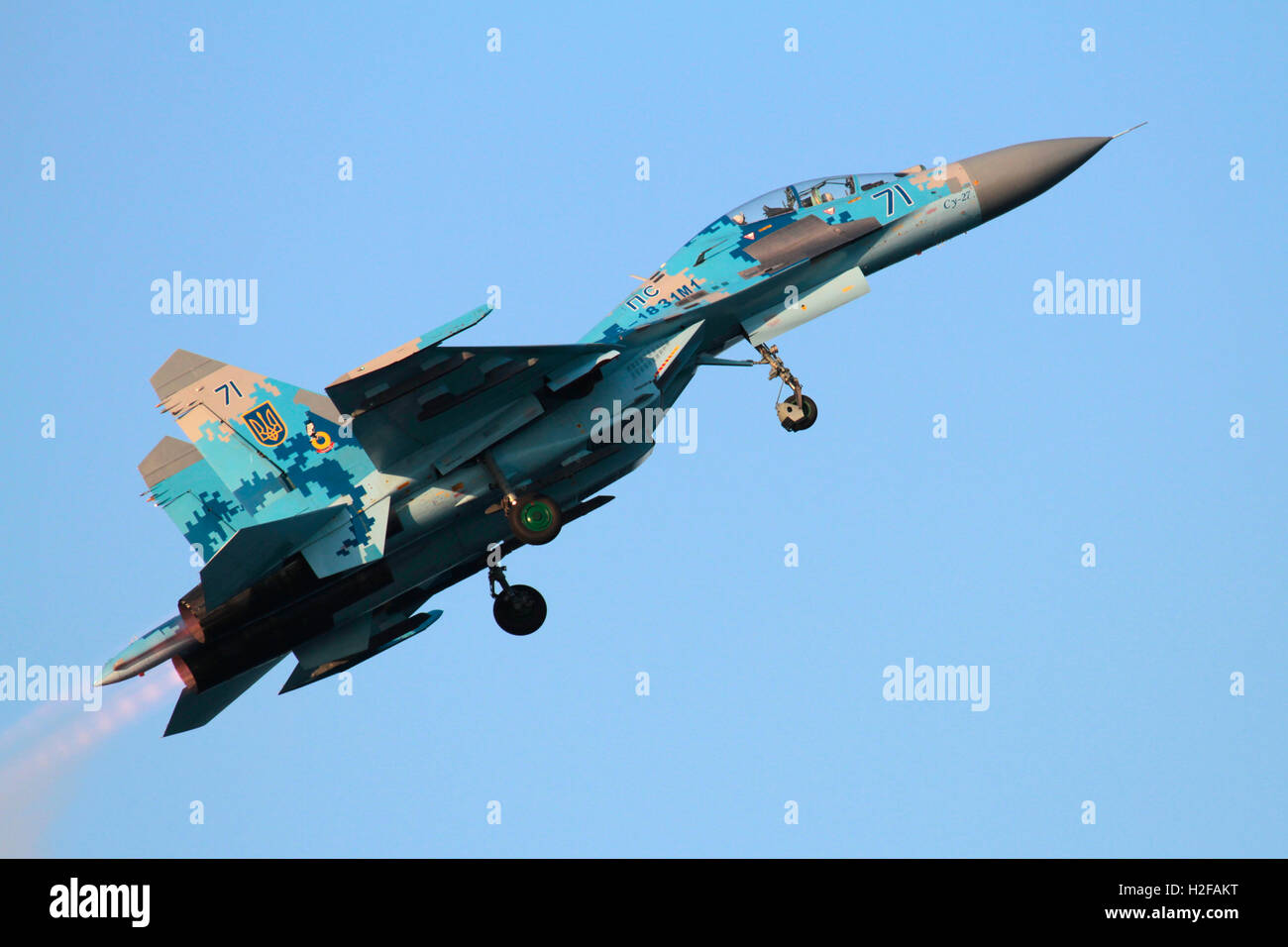 L'ucraina Air Force Sukhoi Su-27UB Flanker jet fighter aeromobili battenti in un display di aria Foto Stock
