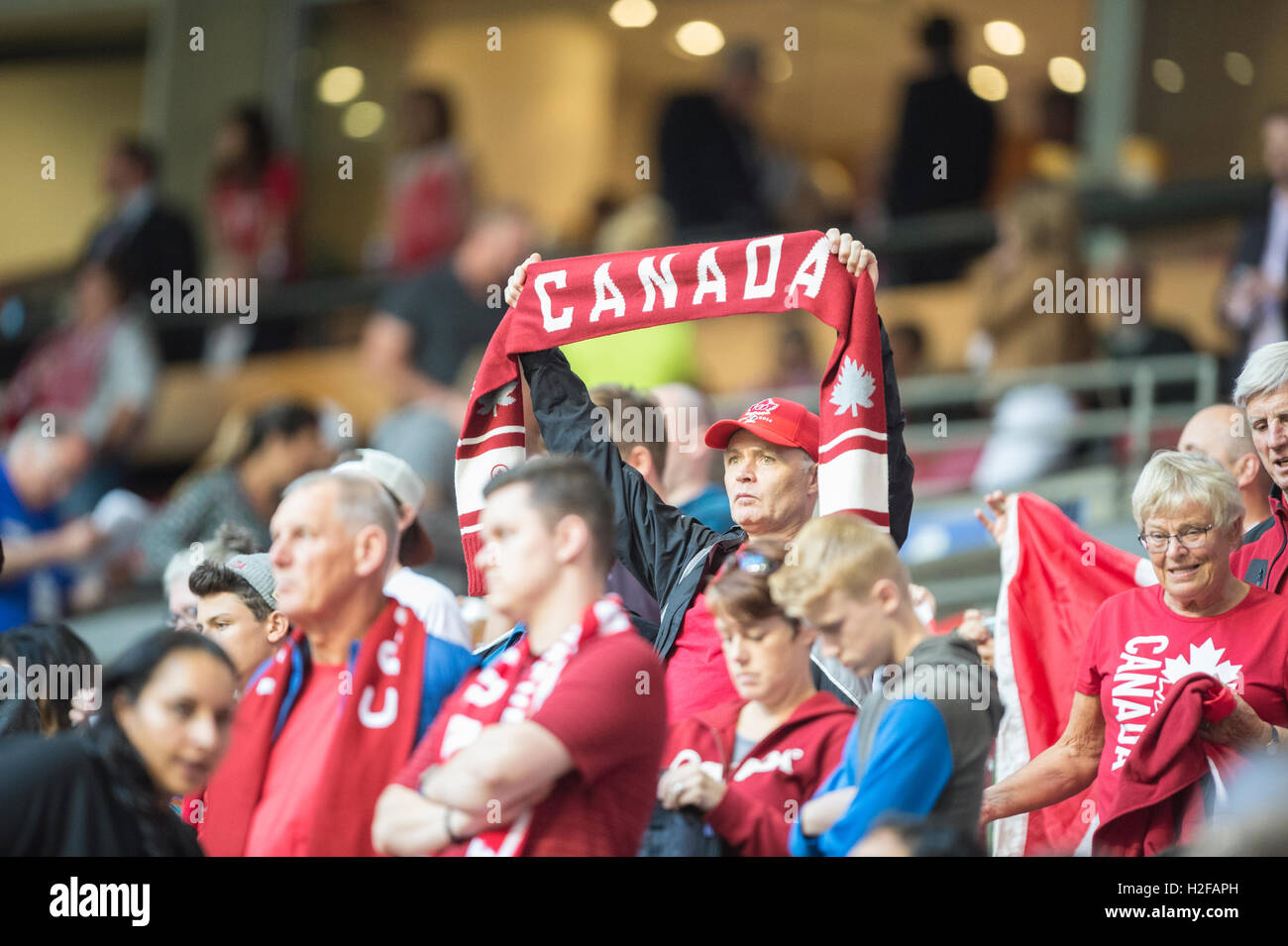 Canada tifoso di calcio con in mano una sciarpa in Canada. Foto Stock