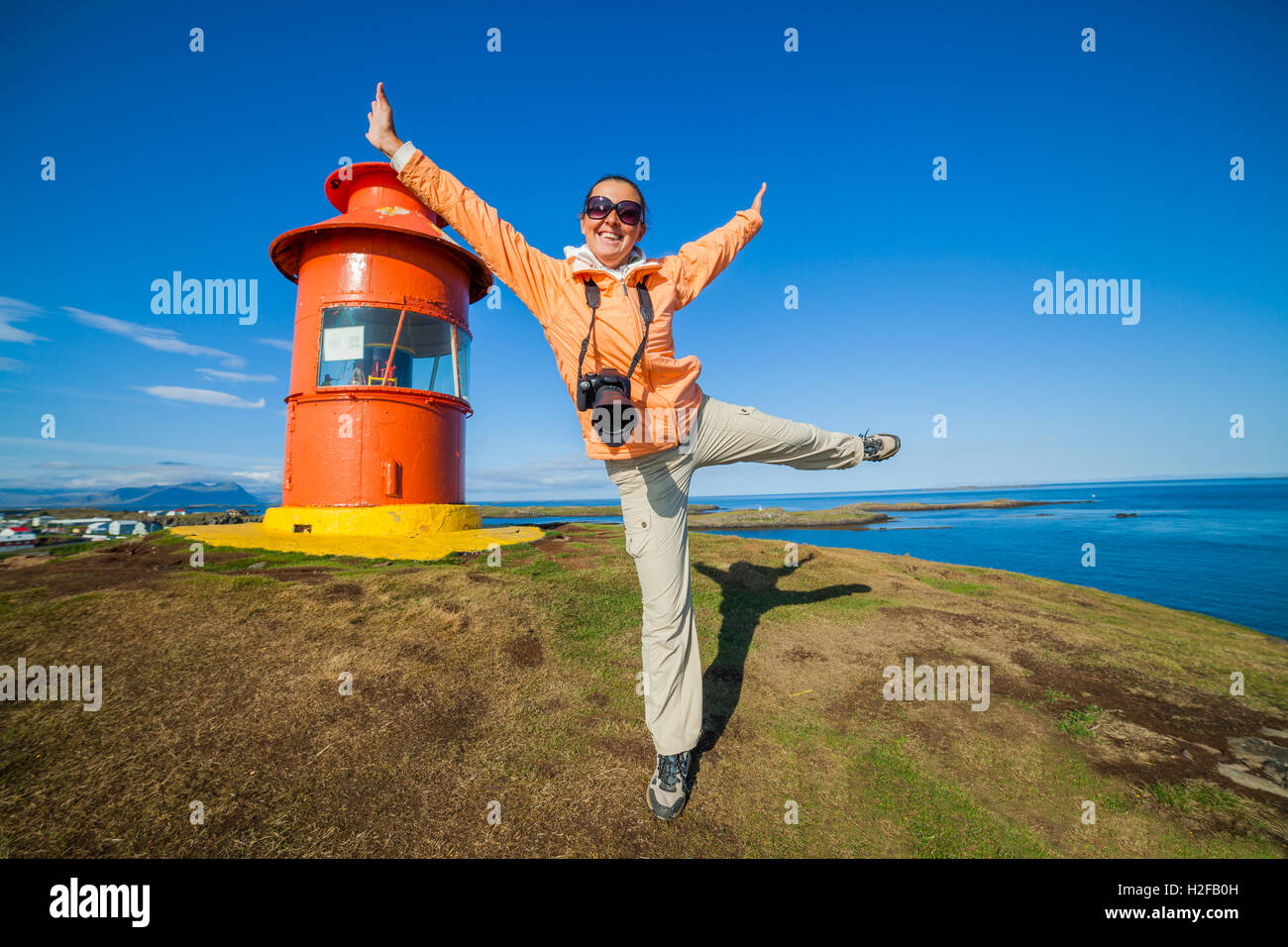 La donna e il faro in Islanda Foto Stock