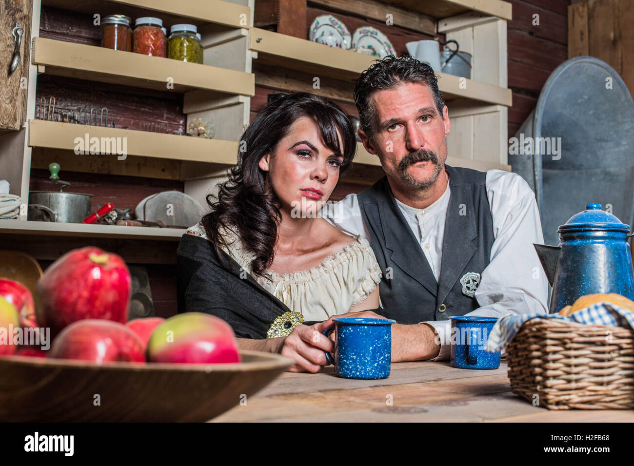 Western sceriffo e la donna pongono all'interno di Casa Foto Stock