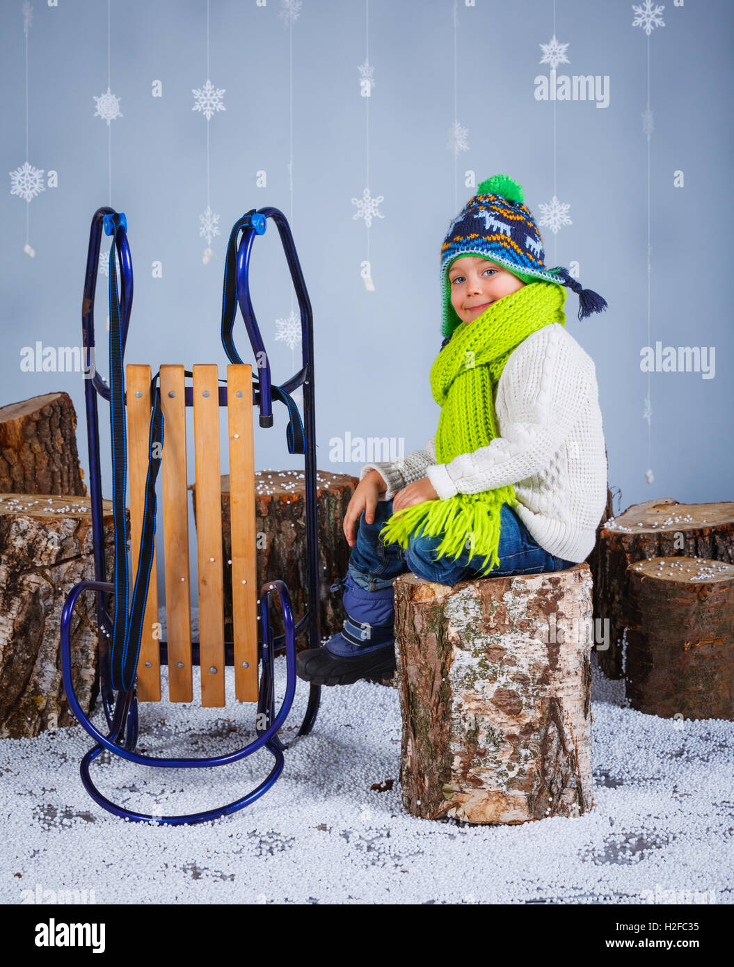 Ragazzo divertente in abbigliamento invernale Foto Stock