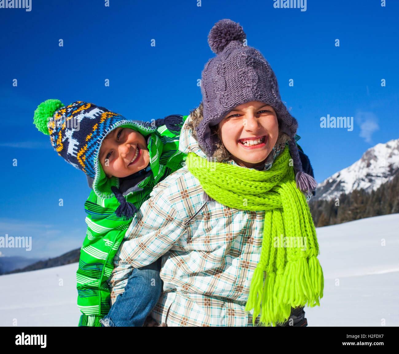 I bambini giocando d'inverno. Foto Stock