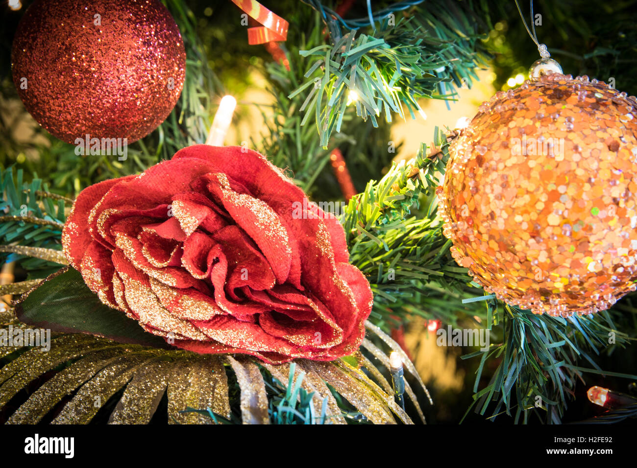 Sfondo formato da colorate decorazioni natalizie. Foto Stock