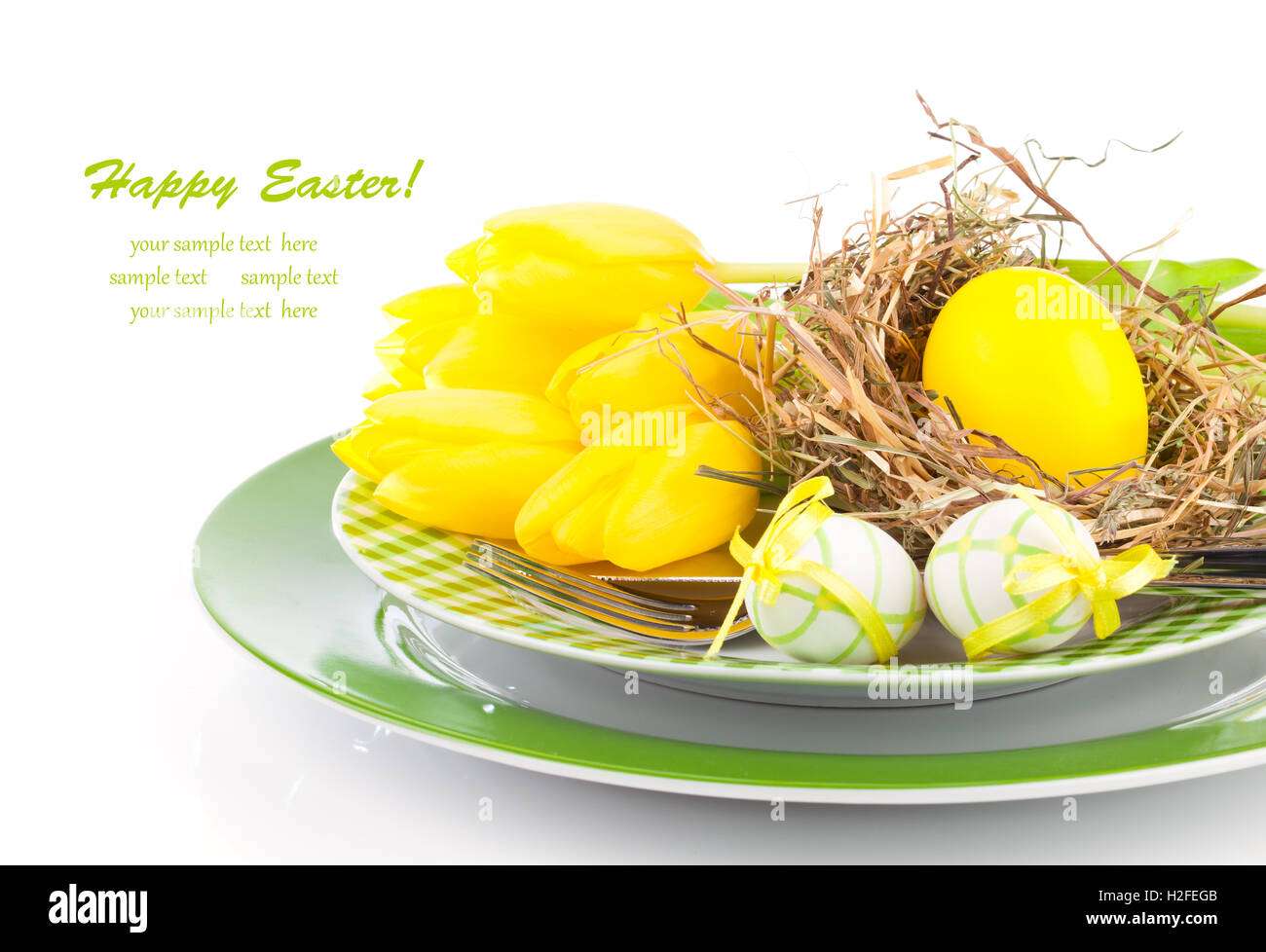 Uova di Pasqua in una piastra, su sfondo bianco Foto Stock
