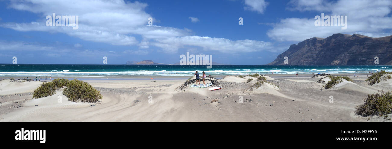 Lanzarote isole Canarie Caleta de Famara, spiaggia di Famara windsurf e surf beach, bella giornata. Foto Stock