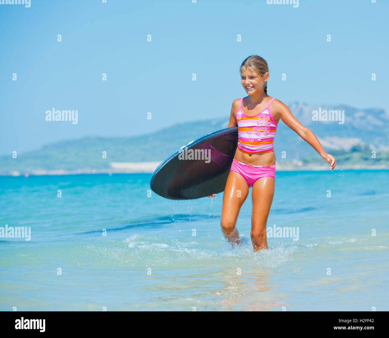 Vacanze estive - surfer girl. Foto Stock