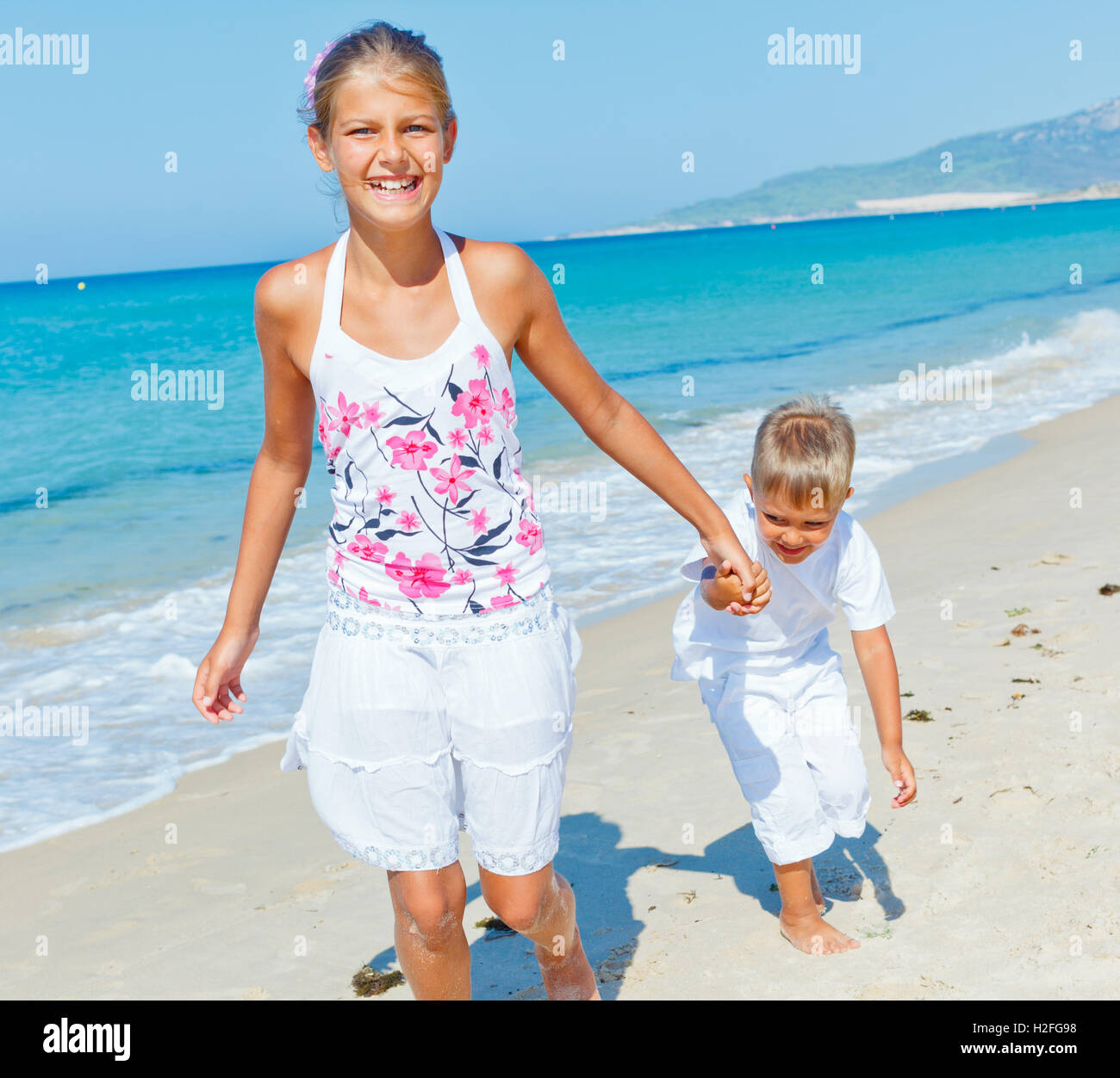 Carino un ragazzo e una ragazza sulla spiaggia Foto Stock