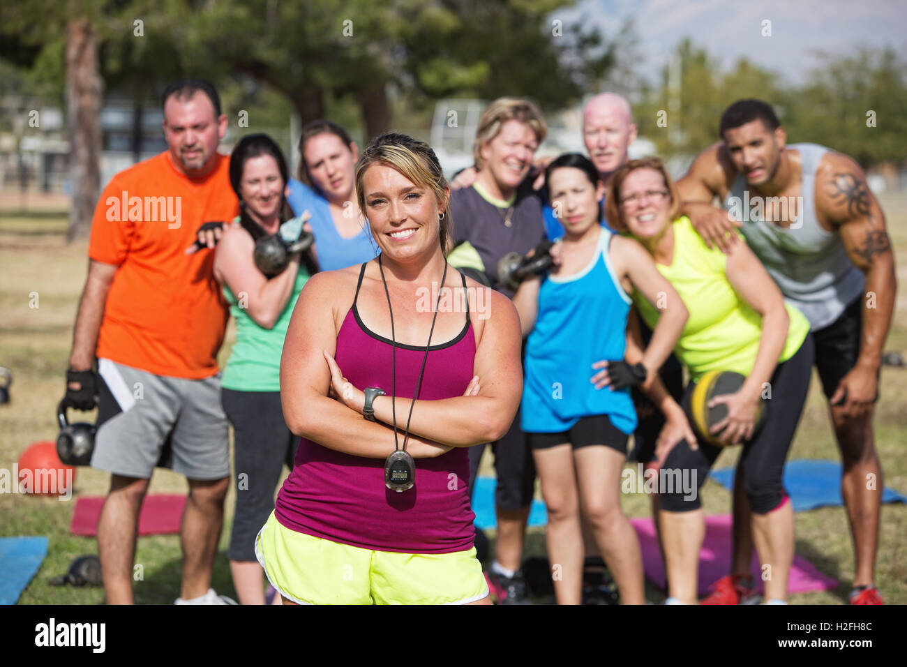 Fiducioso Trainer con lezione di fitness Foto Stock