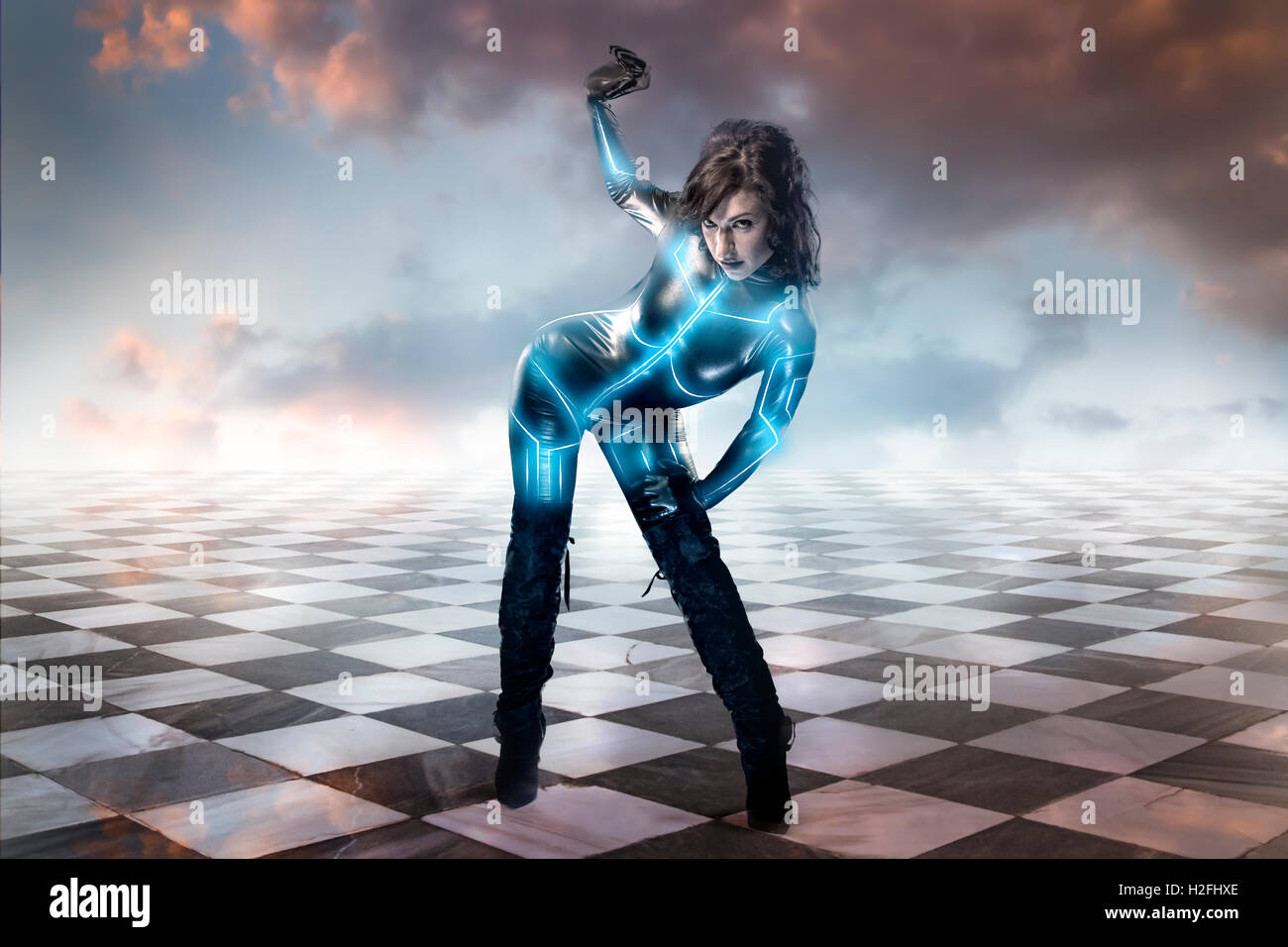 Donna in abito di lattice, le luci al neon.gamero a scacchi, pezzi fl in marmo Foto Stock