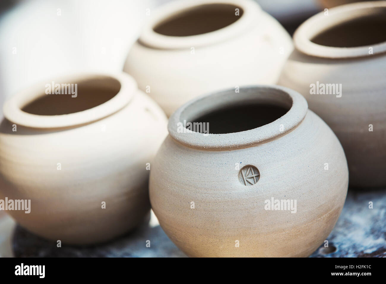 Quattro piccoli vasi rotondo con aperture circolari, vasi di fresco trasformato in argilla. Foto Stock