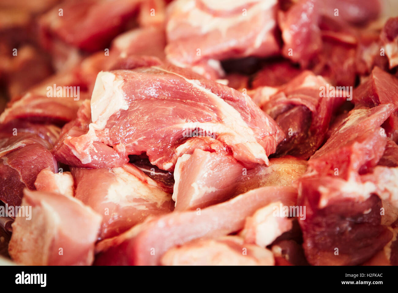 Close up dei cubetti di carne rossa in una macelleria. Foto Stock