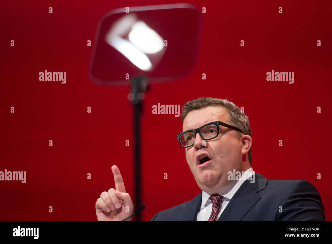 Vice leader del partito laburista Tom Watson parla durante il lavoro della conferenza autunnale all'ACC di Liverpool. Foto Stock