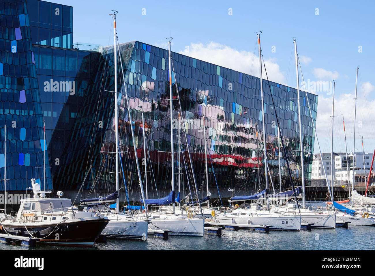 MV Fram nave da crociera si riflette in vetro su Harpa concert hall conference center building con yacht in marina. Reykjavik Islanda Foto Stock