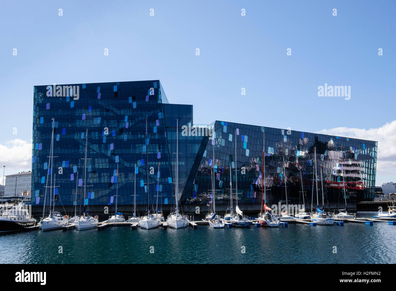 Harpa concert hall e il centro conferenze nel moderno edificio di vetro che si affaccia sulla marina. Reykjavik, Islanda Foto Stock