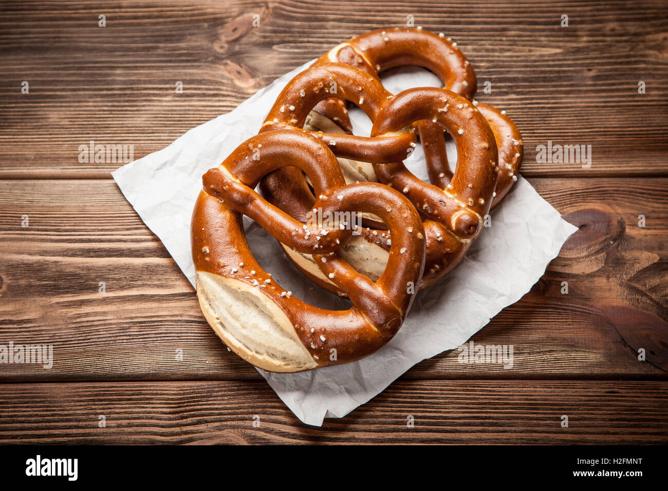 Salatini su un tavolo di legno Foto Stock