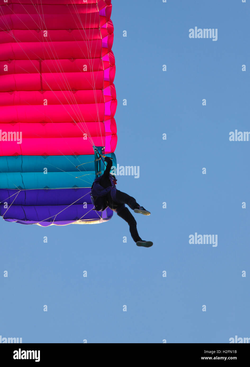 Paracadute rosa in aria Foto Stock