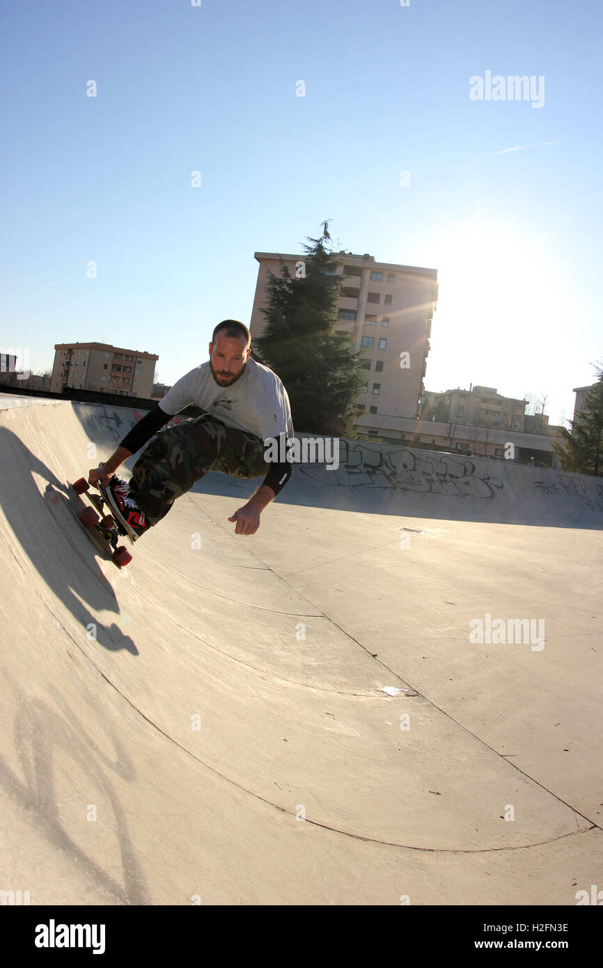 Guidatore di skateboard, skateboard, stile vecchia scuola, urban sport, skatepark, carving Foto Stock