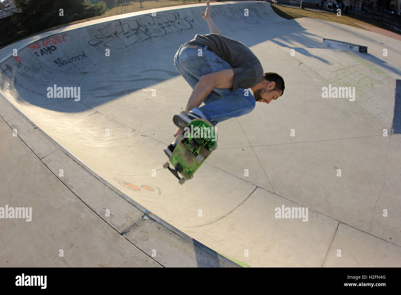 Guidatore di skateboard, skateboard, stile vecchia scuola, urban sport, skatepark, hipster, trucco, radicale Foto Stock