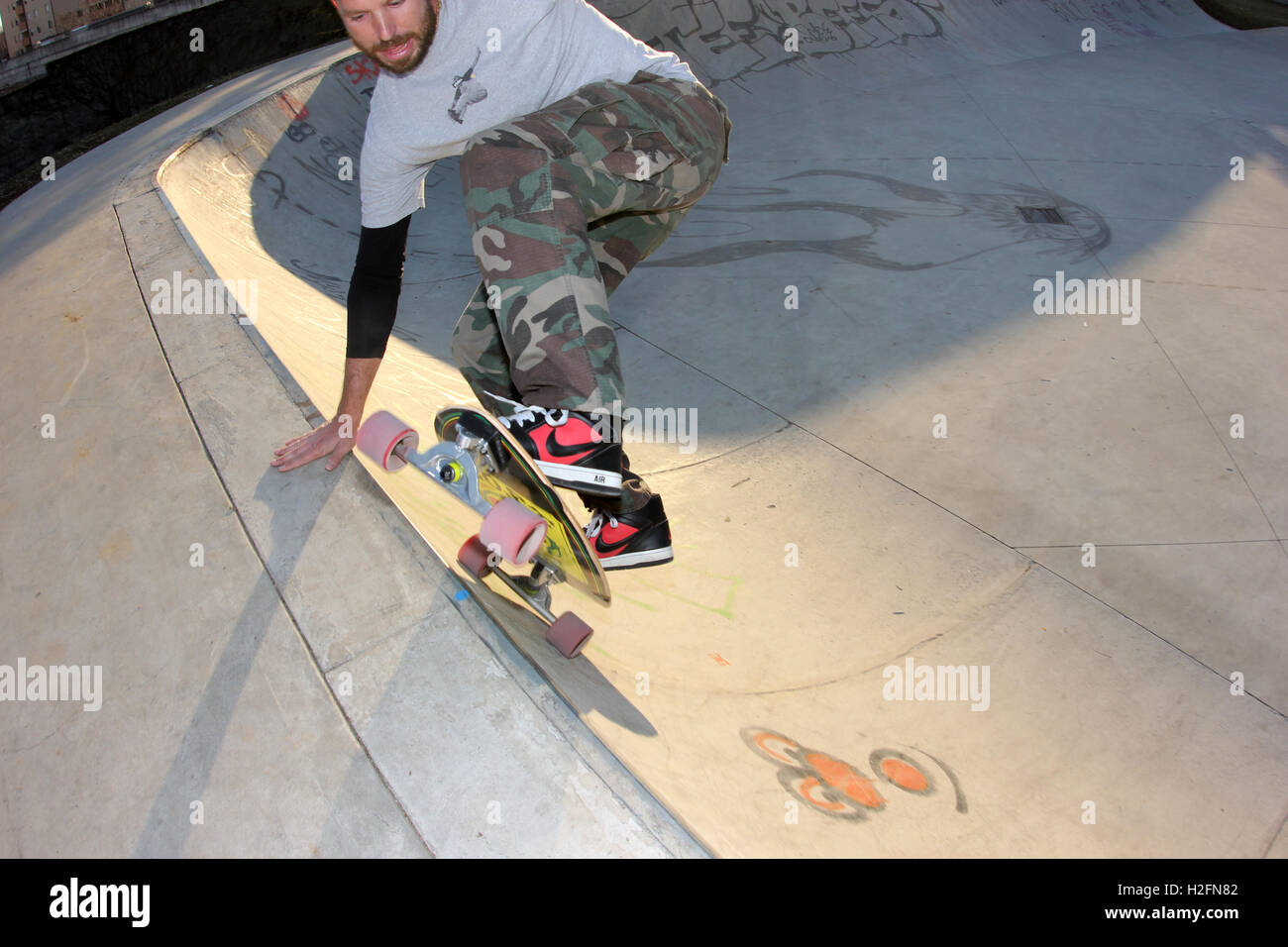 Guidatore di skateboard, skateboard, stile vecchia scuola, urban sport, skatepark Foto Stock