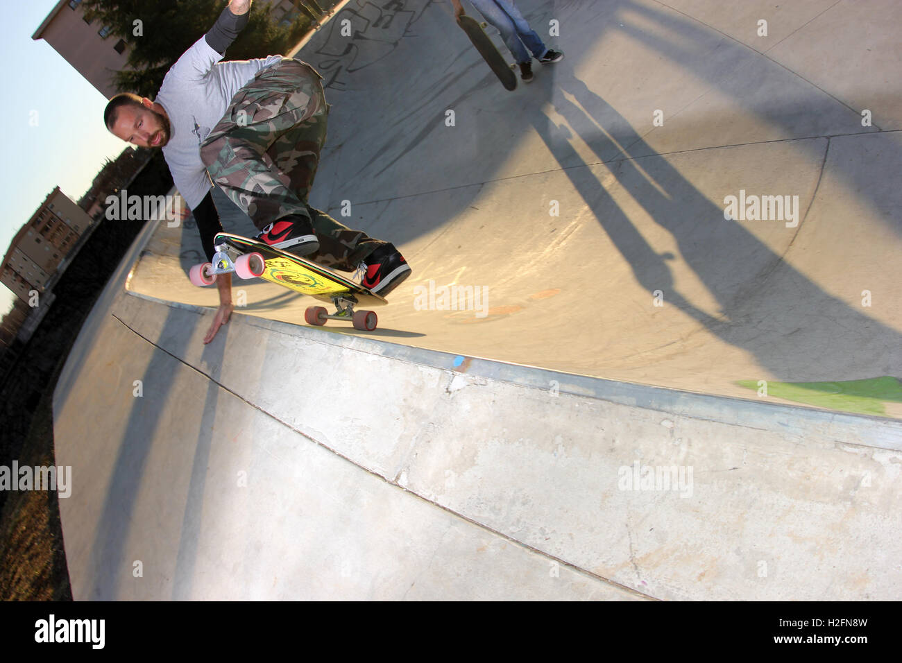 Guidatore di skateboard, skateboard, stile vecchia scuola, urban sport, skatepark, hipster Foto Stock