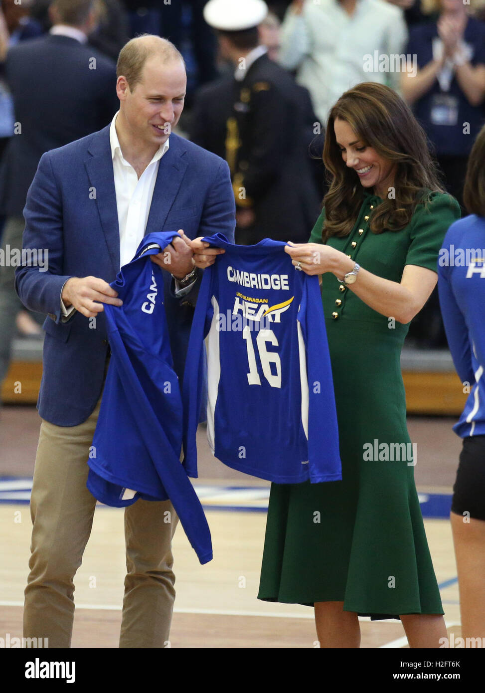 Il Duca e la Duchessa di Cambridge sono presentati con magliette personalizzate come incontrerà i membri del femminile di pallavolo team presso la University of British Columbia durante una visita per il suo campus di Kelowna, Canada, il quarto giorno del royal tour in Canada. Foto Stock