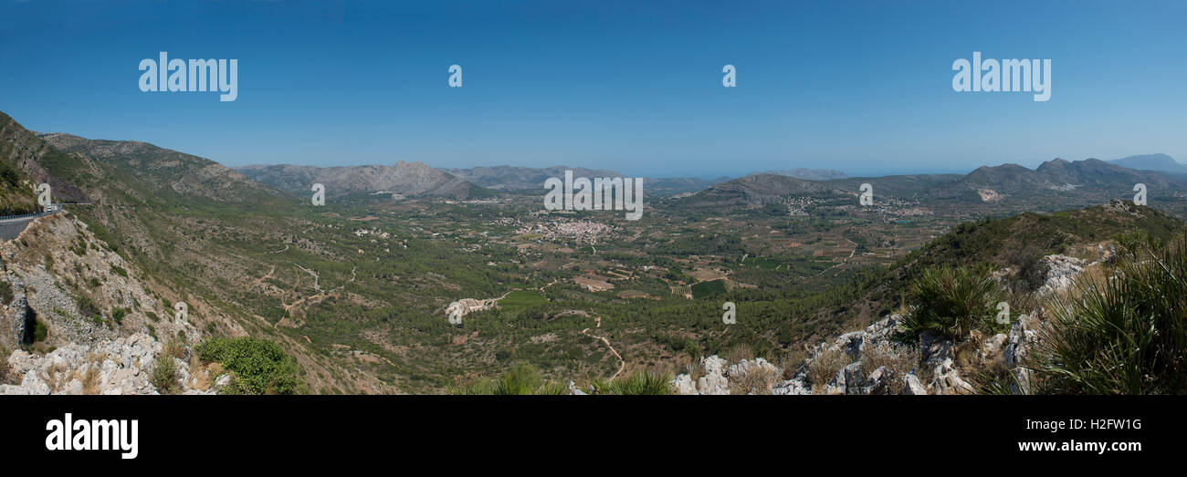Vista panoramica da Col de le tariffe, villaggio di Parcent, Pop Valley, Provincia di Alicante, Spagna Foto Stock