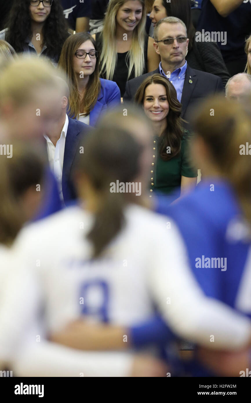 Il Duca e la Duchessa di Cambridge guardare una partita di pallavolo presso la University of British Columbia nel campus di Kelowna, Canada, il quarto giorno del royal tour in Canada. Foto Stock