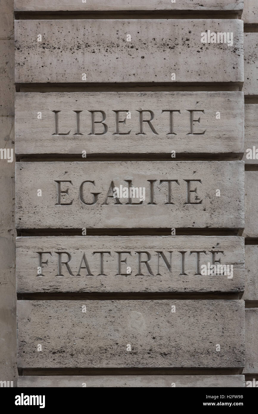 Le parole Liberte Egalite Fraternite sono impostati in pietra sul lato di un edificio in Parigi Francia Foto Stock