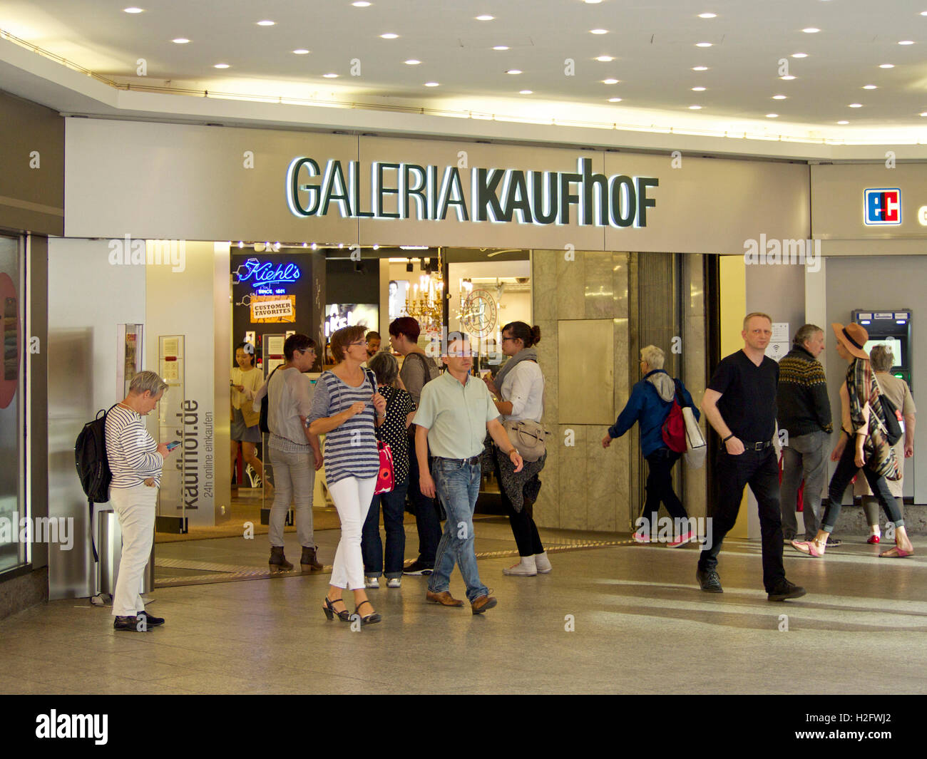 Galeria Kaufhof ingresso con people shopping a Colonia, Germania Foto Stock