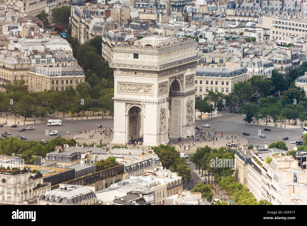 L'Arc deTriomphe de l Étoile situato in Place Charles de Gaulle alla fine degli Champs Élysées come visto dalla torre Eiffel Foto Stock