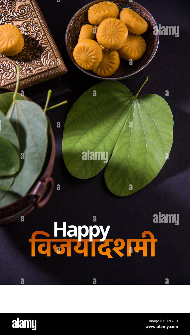 Biglietto di auguri dicendo felice vijayadashmi o felice dussehra, festival indiano dussehra, mostrando apta balestra o Bauhinia racemosa Foto Stock