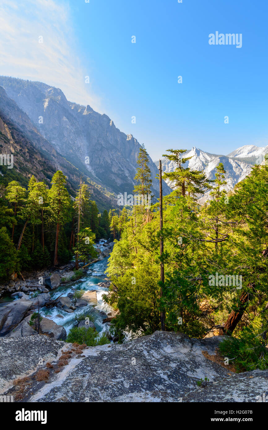 In appoggio su una grande roccia di granito rivolto verso il basso verso la forcella in il sentiero dalla strada fine al Kings Canyon National Park, California Foto Stock