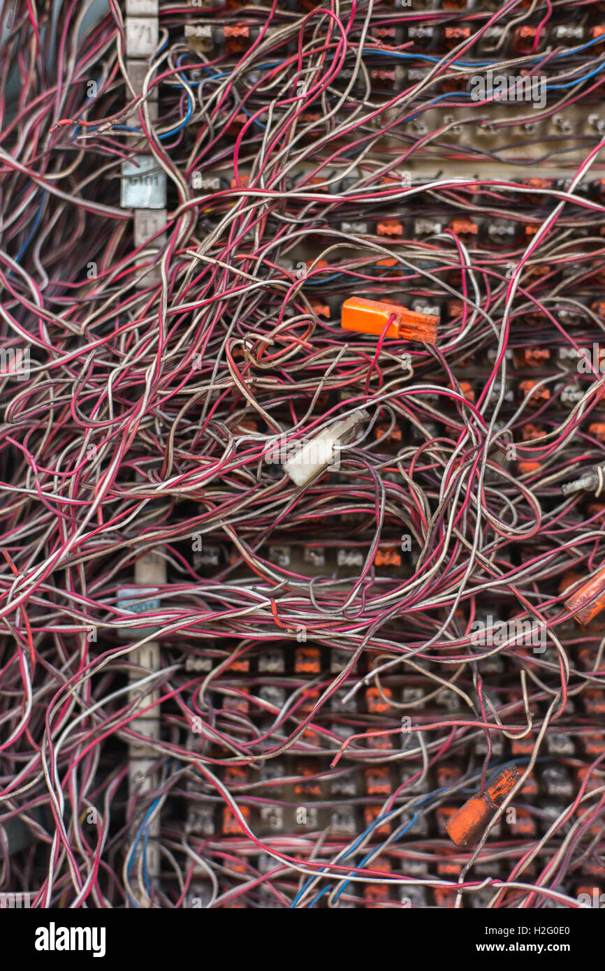 Quadro elettrico con cavi aggrovigliati connections,il centralino PABX. Foto Stock