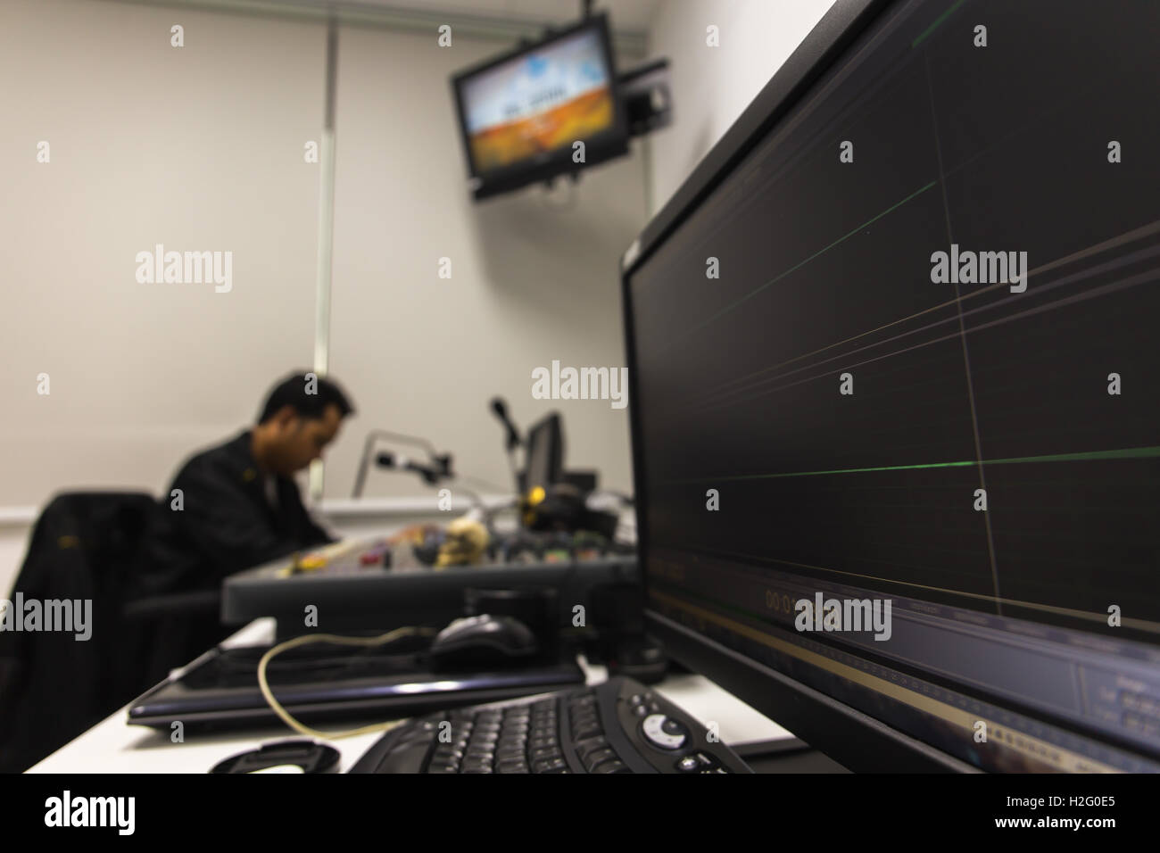 Operazione di registrazione in studio,messa a fuoco nel monitor, preso da vicino con una profondità di campo ridotta Foto Stock
