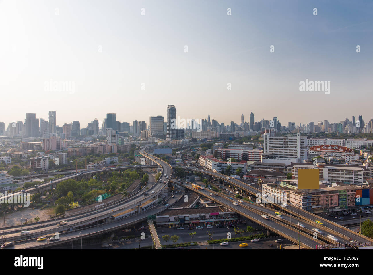 Bangkok dall'alto e il traffico autostradale del movimento nel tempo di giorno. La vista dalla cima, Thailandia. City scape e civiltà concep Foto Stock