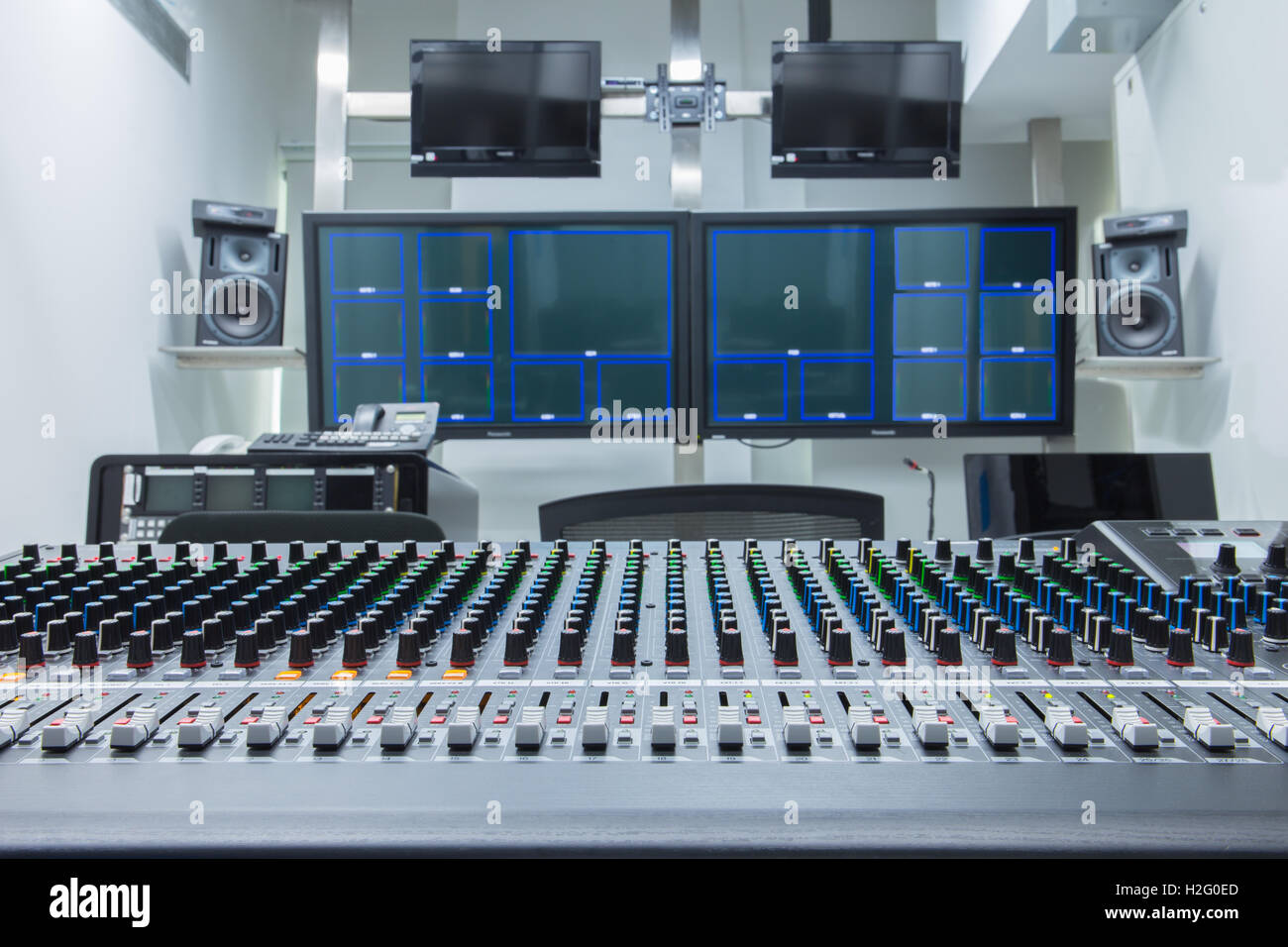 Il pannello di controllo in studio TV broadcasting. Foto Stock