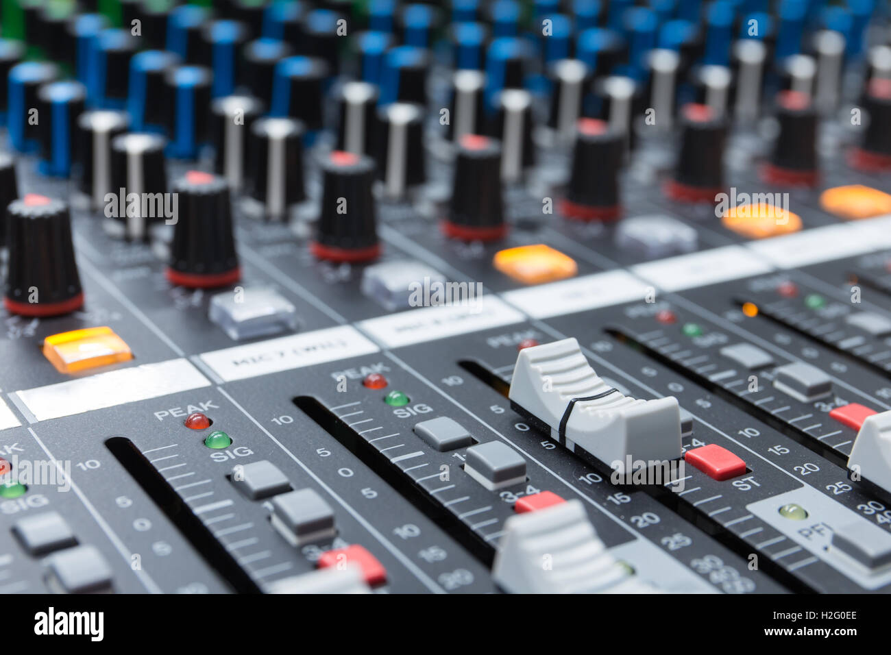 Pulsanti per apparecchiature audio di controllo mixer Foto Stock