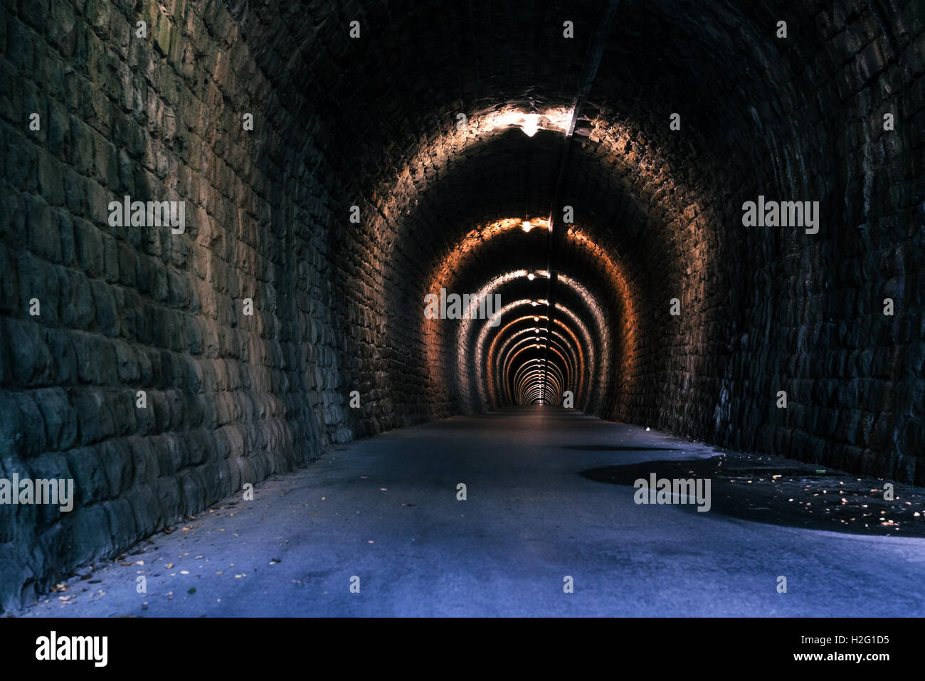 Tunnel senza fine come sfondo astratto con punto di fuga prospettica Foto Stock