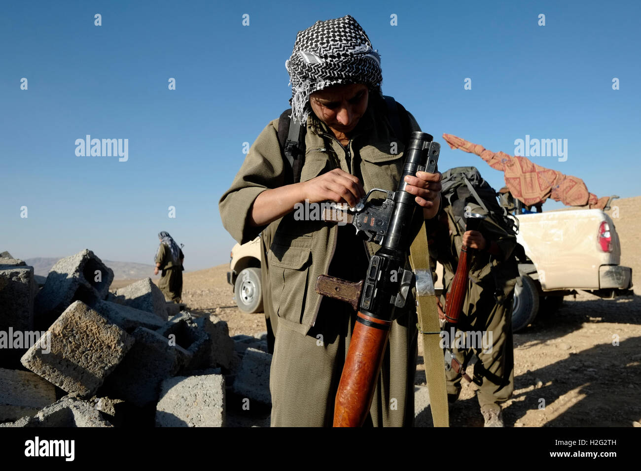 Il PKK curdo fighter pulizia di un razzo RPG-granata lanciata in area Makhmur nei pressi di Mosul nel nord Iraq Foto Stock
