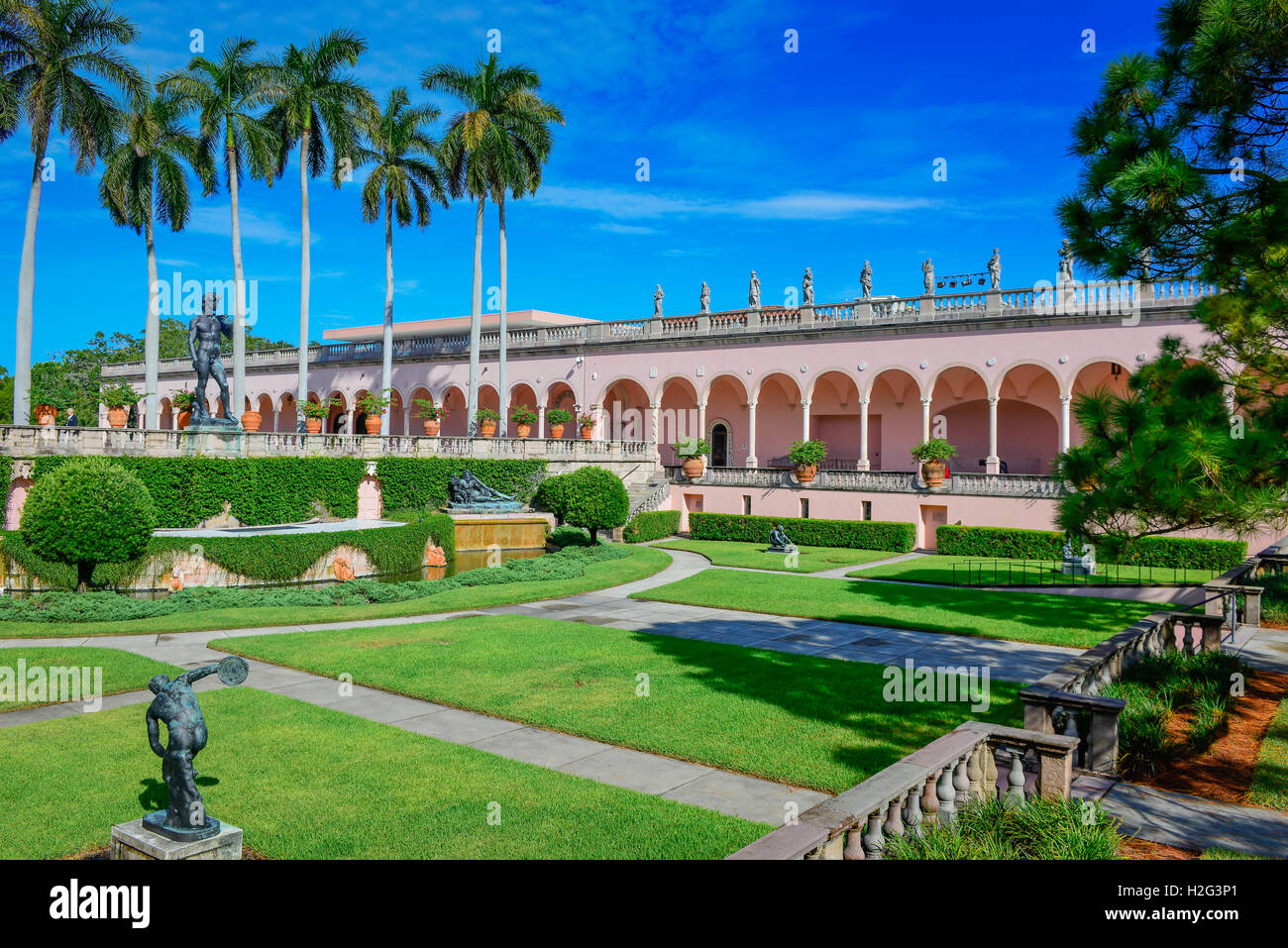 Statuto di Davide si affaccia l'opulento stile gotico veneziano rosa giardini portico, il Ringling Museum of Art di Sarasota FL Foto Stock