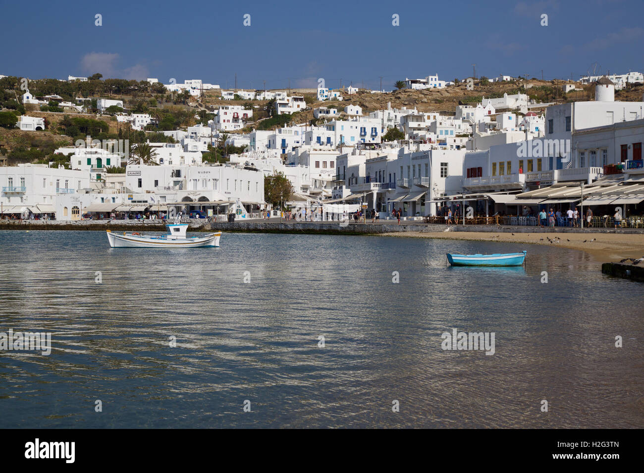 Isola di Mykonos città vecchia Grecia porto con barche e vista mare attraverso il porto Foto Stock