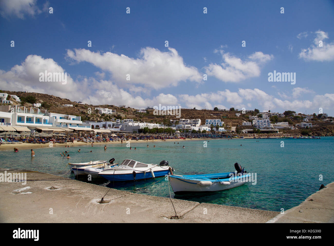Spiaggia di Platis Gialos bay Mykonos in Grecia nel settembre nella luce del sole Foto Stock