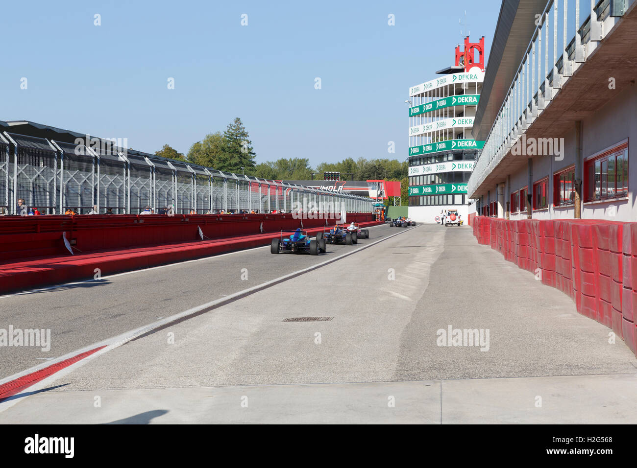 Imola, Italia - 25 Settembre 2016: Auto Prepararsi a lasciare la griglia all'inizio durante la gara uno all'Autodromo Enzo e Dino Ferrari su durante l'italiano F4 Championship Powered by Abarth- gara di Imola, Italia. Foto Stock