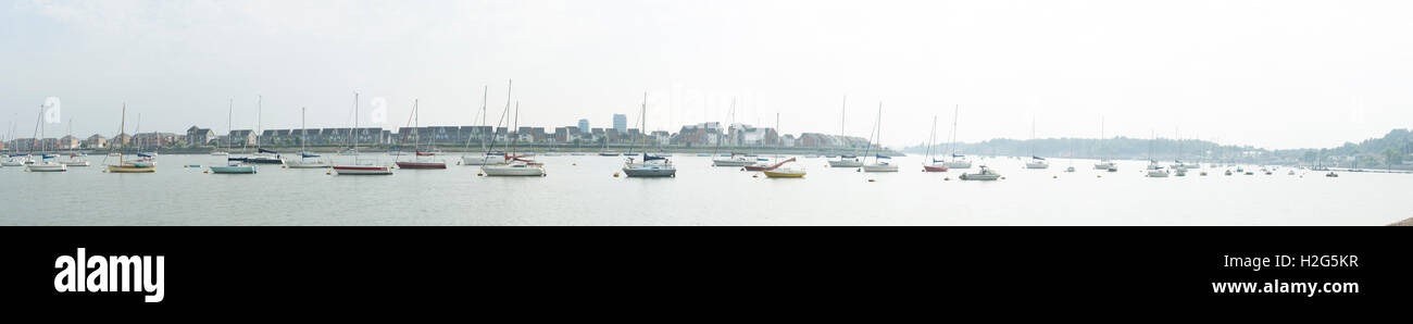 Abbassare upnor, una vista lungo il fiume medway affacciato, ormeggiate barche e il nuovo st Mary isola nuova scatola di sviluppo. Foto Stock