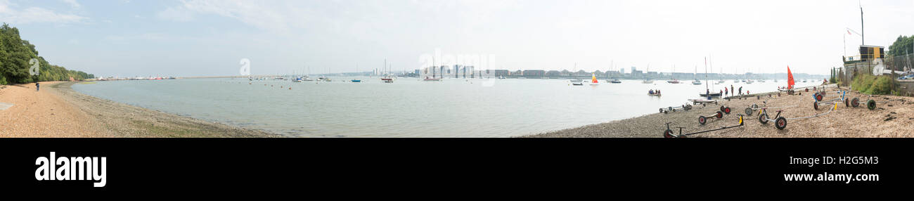 Abbassare upnor, una vista lungo il fiume medway affacciato, ormeggiate barche e il nuovo st Mary isola nuova scatola di sviluppo. Foto Stock