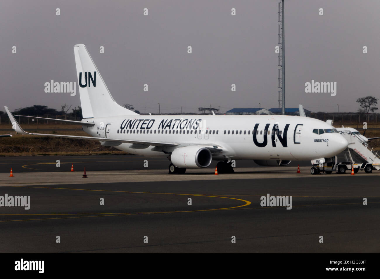 Le Nazioni Unite di un Boeing 737-800 jet del passeggero si siede parcheggiato a Nairobi Jomo Kenyatta International Airport Foto Stock