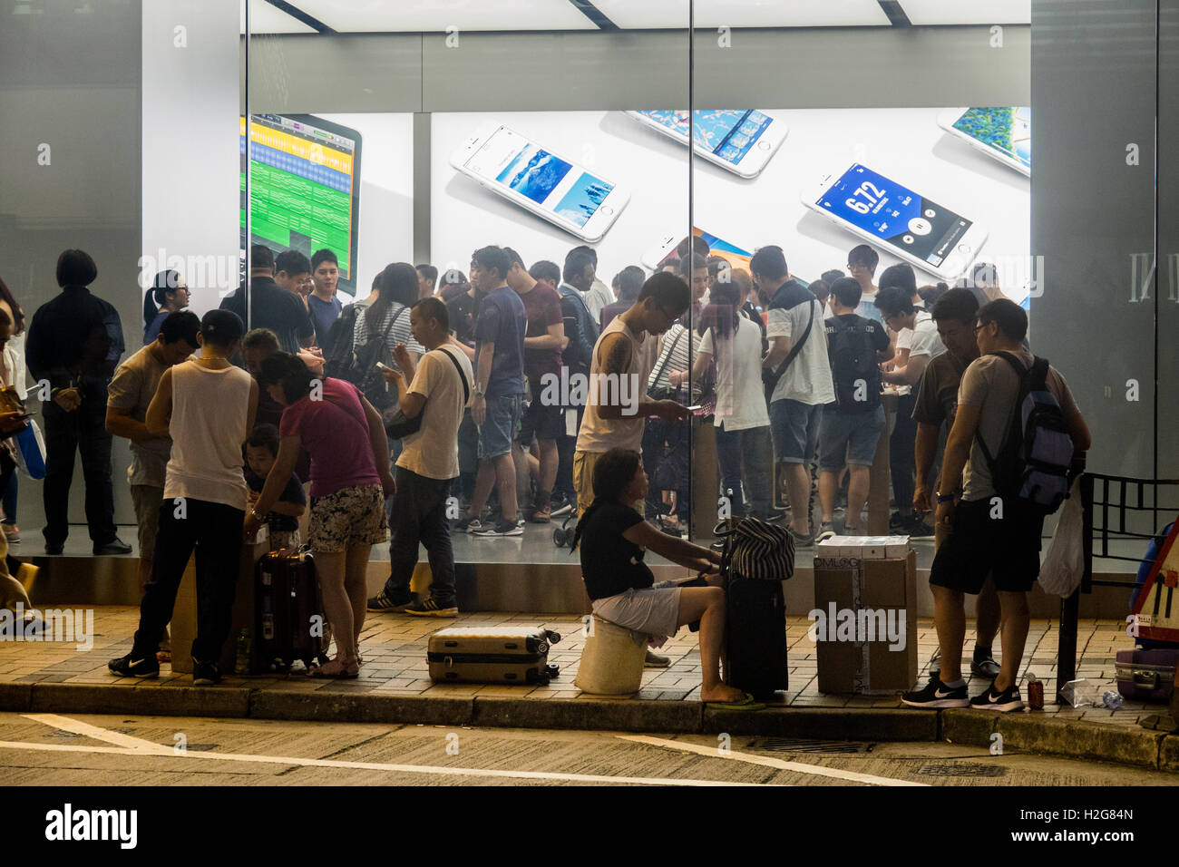 Scalpers vendere il nuovo iPhone 7s al di fuori dell'Apple Store su Canton Road di Hong Kong ad acquirenti benestanti che non vogliono attendere Foto Stock