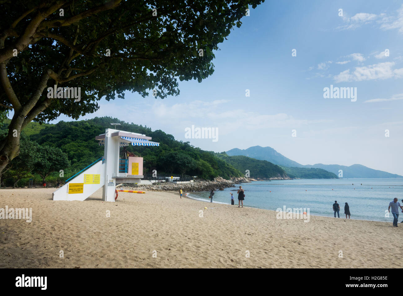 Un bagnino veglia su di Hung Shing Ye Beach, Lamma, Isola di Hong Kong Foto Stock