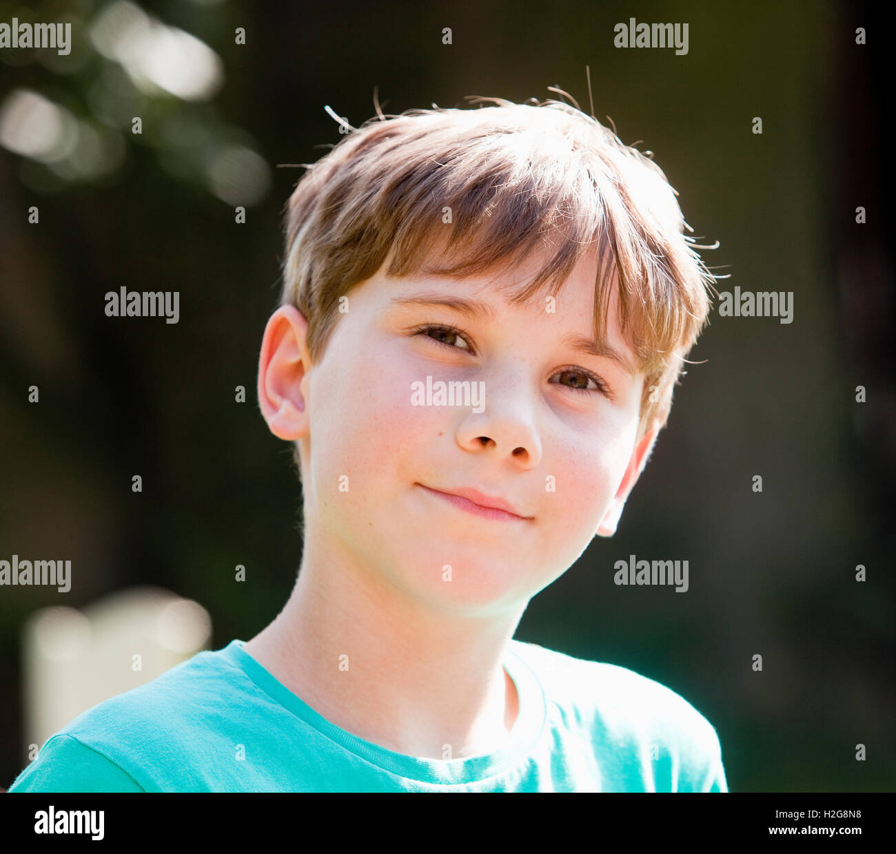 Ritratto di un ragazzo con capelli castani all'aperto Foto Stock