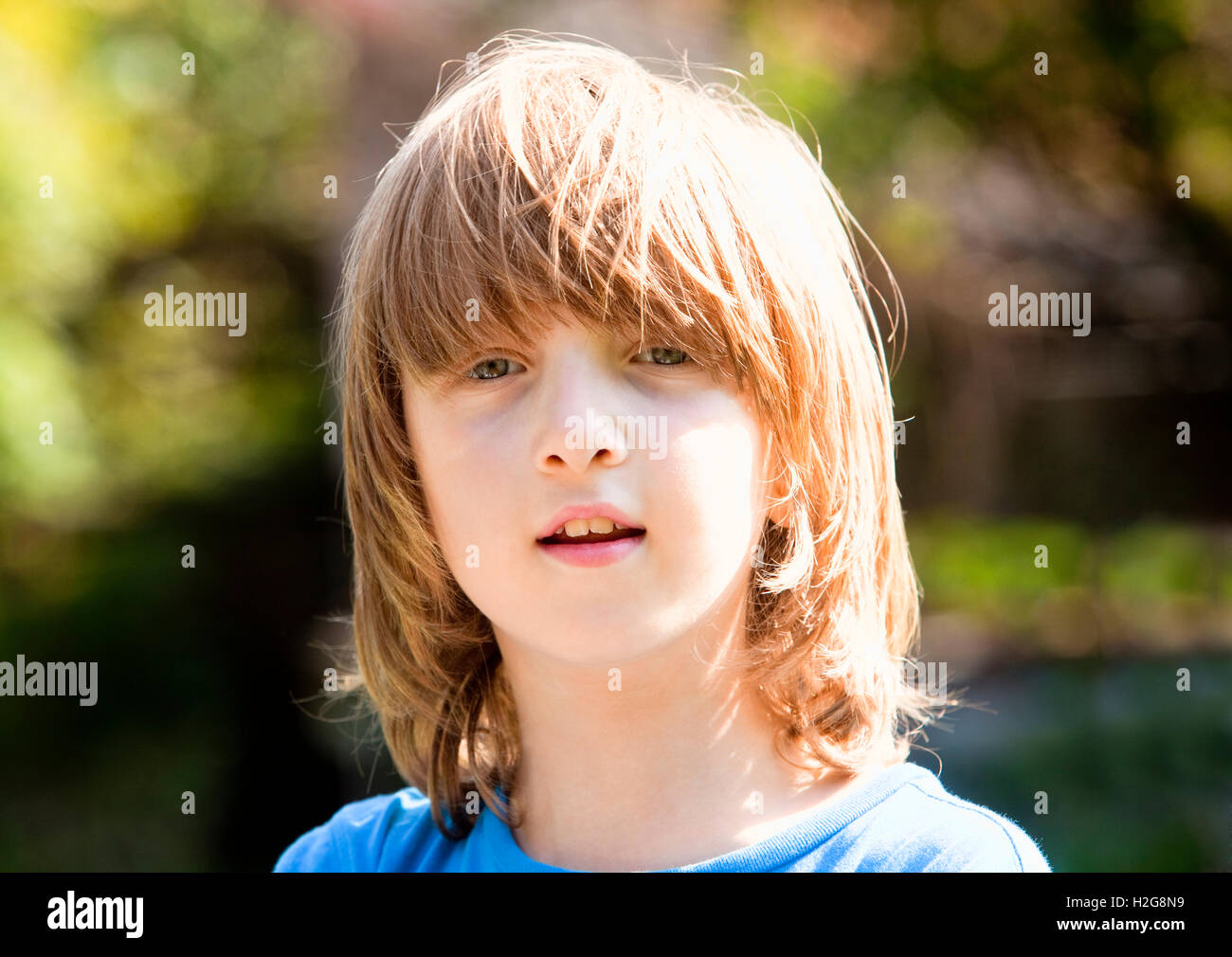 Ritratto di un ragazzo con capelli biondi all'aperto Foto Stock